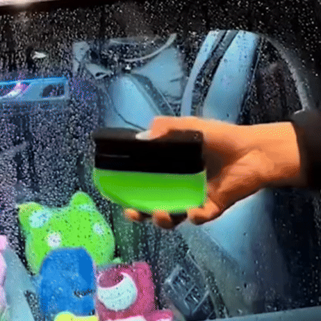 etape 1 presser optimo pro pour liberer la solution nettoyante avant application sur vitre ou pare-brise