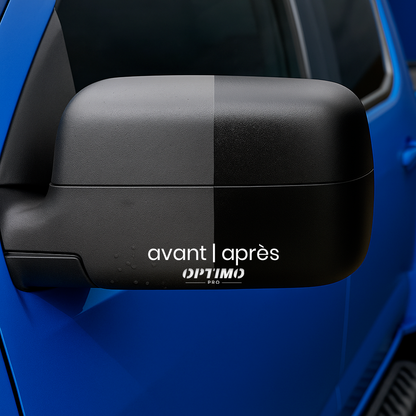 Comparatif avant après de l’application du Restaure Plastique Optimo™ PRO sur un rétroviseur de voiture noire. La partie gauche est terne et décolorée, la partie droite retrouve un noir profond et brillant. Produit rénovateur de plastiques automobile intérieur et extérieur.